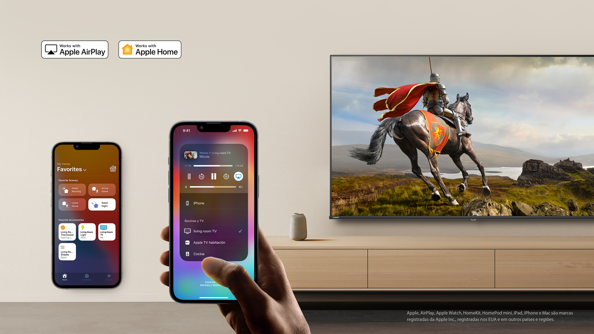 Aplicativo Apple TV em iPhone, controlando a TV C350N via AirPlay, com uma mão segurando o dispositivo